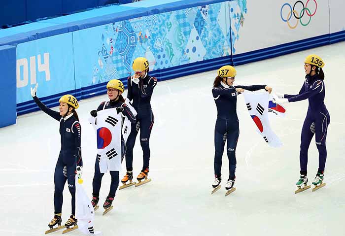 한국 쇼트트랙 여자 대표팀 선수들이 18일 소치 동계올림픽 쇼트트랙 여자 3000m 계주 결승에서 우승한 뒤, 태극기를 들고 링크를 돌며 관중들에게 인사를 하고 있다. (사진제공: 대한체육회)