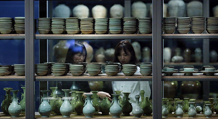 在国立中央博物馆举行的“新安遗物特别展”可以一览在新安前海的沉船中发掘的两万多件文物。