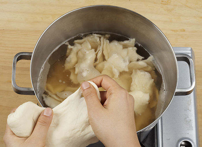 멸칫국물을 센 불에 8분 정도 끓인 뒤 감자를 넣고 3분 정도 끓인다. 수제비 반죽을 가로 4cm 세로 3cm 두께 0.2cm 정도로 얇게 떼어 넣고 5분 정도 더 끓인다.