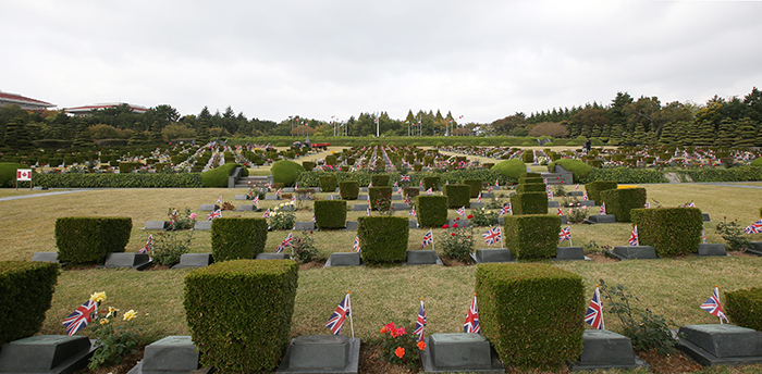 세계 유일의 UN군 묘지인 부산 UN기념공원에는 885명의 영국인 참전용사들이 잠들어 있다. 