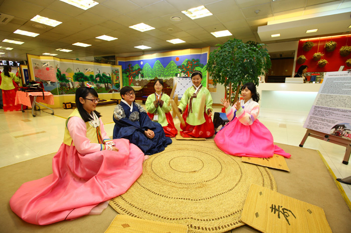 한국관광공사 관광안내전시관에서는 16일부터 21일까지 전통 한복 입기, 윷놀이 등의 민속놀이를 즐길 수 있다. 
