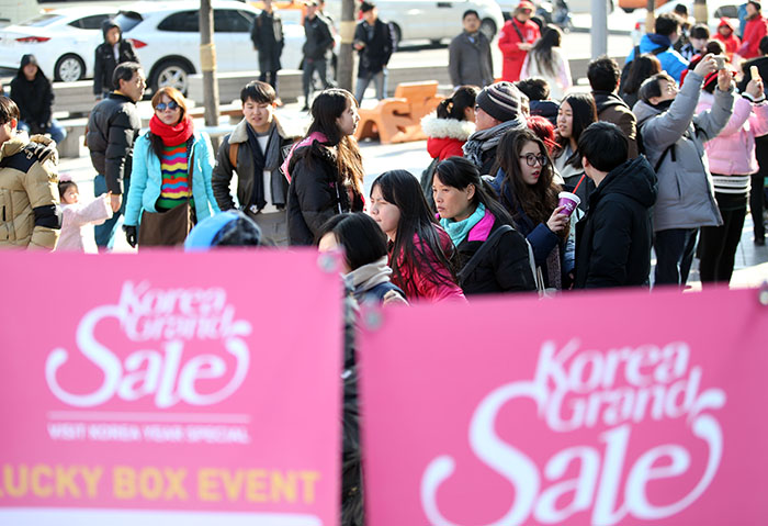 코리아세일페스타 행사 일환으로 대규모 할인행사 ‘코리아그랜드세일’과 ‘핫세일위크’가 10월 1일부터 한 달간 한국 전역에서 열린다.