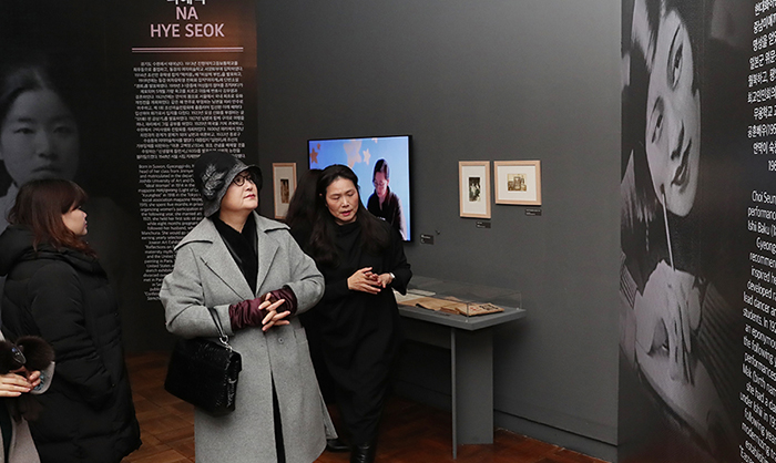 김정숙 여사가 9일 서울 국립현대미술관 덕수궁관에서 여성 창업가들과 함께 ‘신여성 도착하다’전(展)을 관람하고 있다.