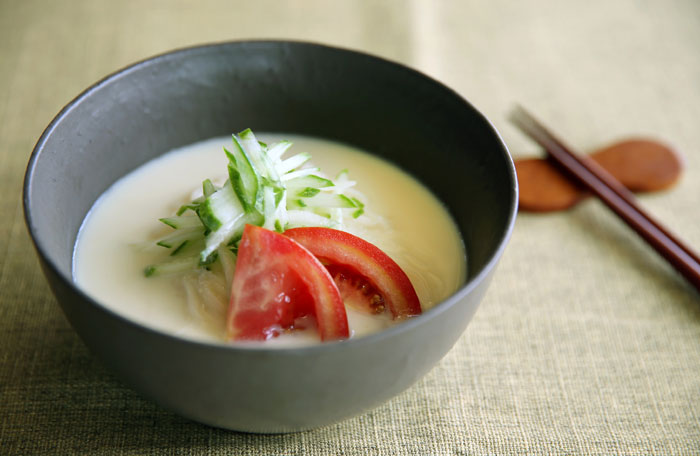 뽀얗고 고소한 맛이 특징인 콩국수는 영양가도 높아 여름철 건강을 지키는데 좋은 음식이다. 