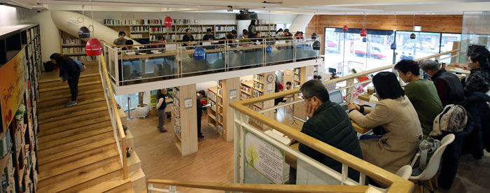 관악구청의 1층의 사무공간을 개조해 만든 '용꿈 꾸는 작은도서관.' 하루 1천여명의 시민들이 방문한다. 