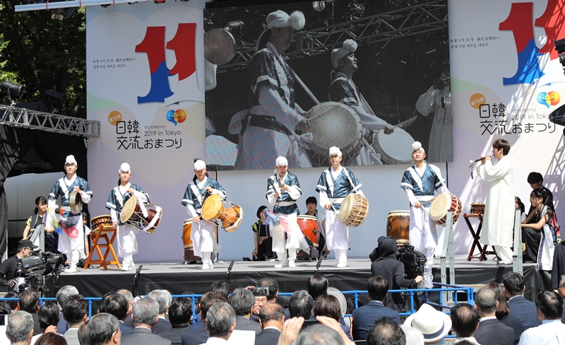 9月28日，“韩日庆典2019东京”在日本东京都千代田区日比谷公园举行，图为韩国传统四物打击乐队正在进行庆祝演出。图片来源：驻日本韩国文化院