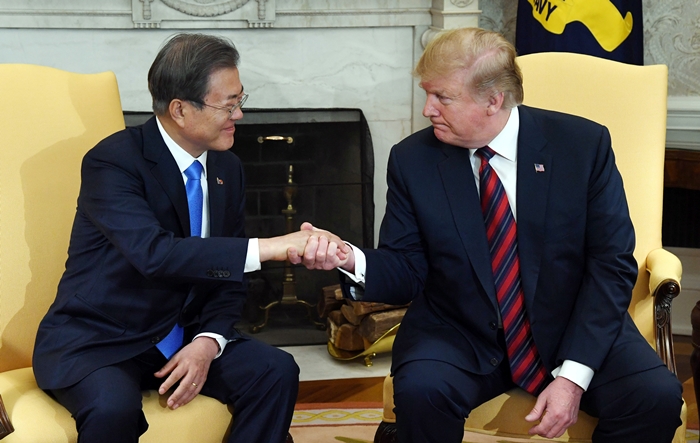 当地时间4月11日，韩国总统文在寅（左）与美国总统唐纳德•特朗普在美国华盛顿白宫进行单独会晤。图片来源：韩联社