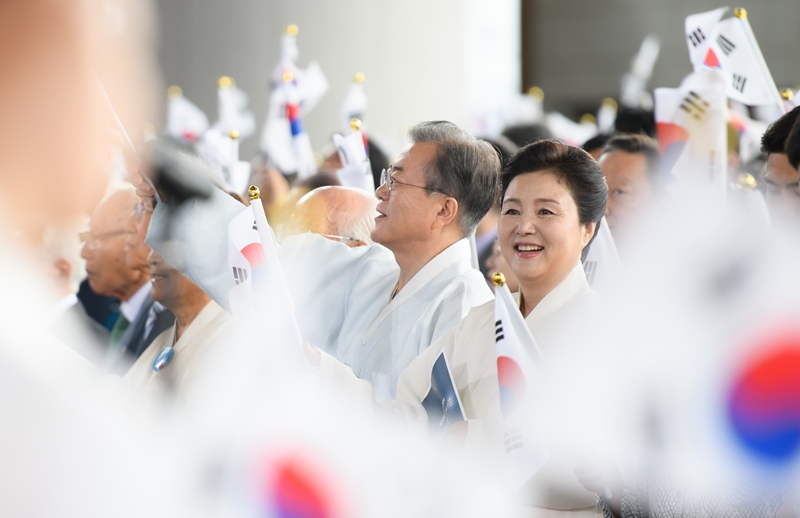 ▲ 문재인 대통령이 15일 오전 천안 독립기념관에서 열린 제74주년 광복절 경축식에서 경축사를 하고 있다. 청와대