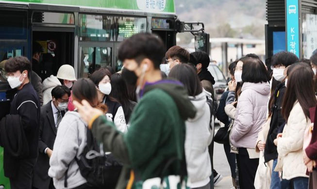 韩从20日起解除公共交通及开放式药店佩戴口罩义务