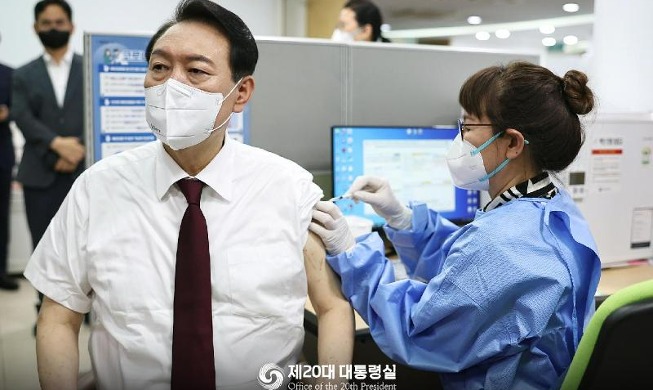尹锡悦接种第四针新冠疫苗 呼吁国民也能积极配合