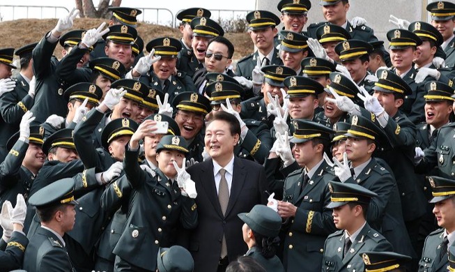 韩国总统尹锡悦与毕业军官合影留念