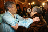 韩朝离散家族团聚 时隔三年四个月的重聚