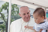 和孩子们在一起的教皇