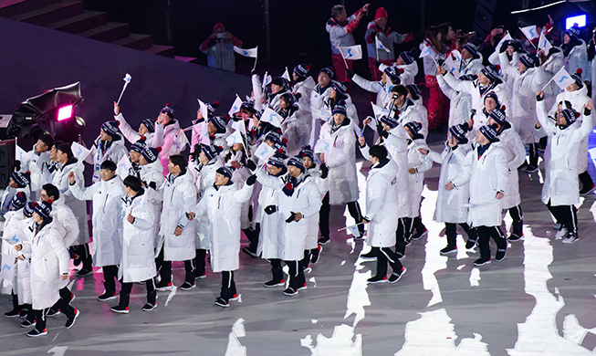 温馨时刻：韩朝组队参加体育赛事，举韩半岛旗共同入场