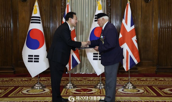 尹锡悦向英国韩战参战勇士授予国民奖章 前往美国纽约出席联大