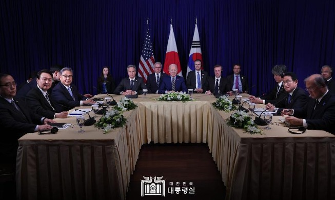 韩美、韩美日、韩日首脑在金边会晤 对加强韩美日共助达成共识