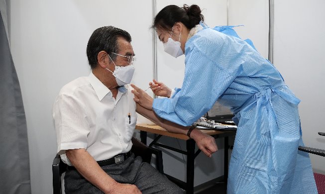 韩首批新冠疫苗接种者突破百万