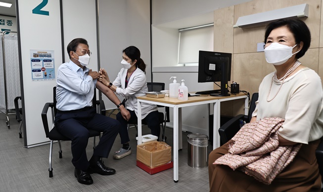 韩国总统文在寅夫妇接种新冠疫苗加强针