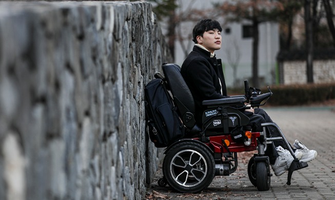 韩第一位坐轮椅的残疾人模特
