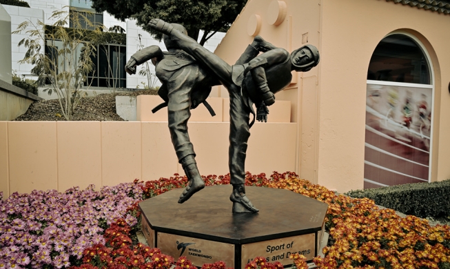 瑞士奥林匹克博物馆内竖起跆拳道铜像
