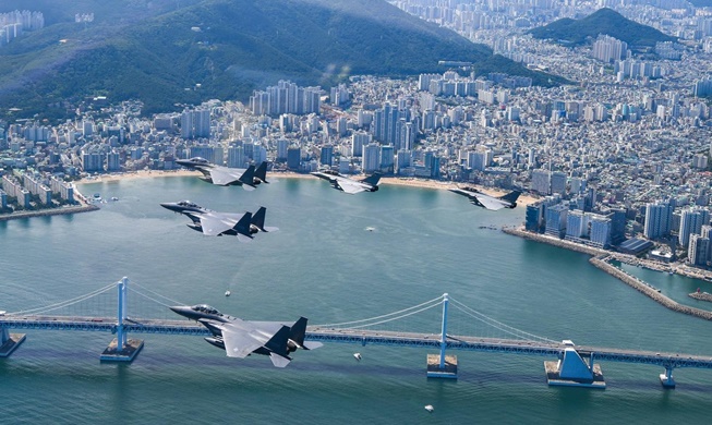 韩法空军在釜山首次举行空中联演