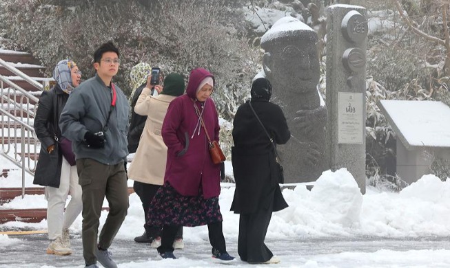 外国游客欣赏汉拿山雪景