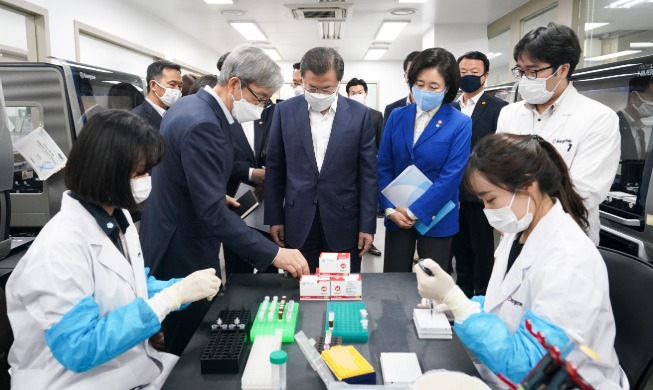 文在寅：韩国新冠病毒检测试剂为全球抗疫做出贡献