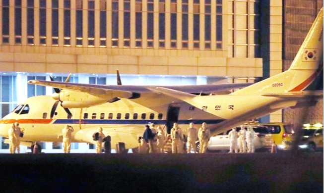 韩国自日本邮轮撤回韩国国民抵达金浦机场