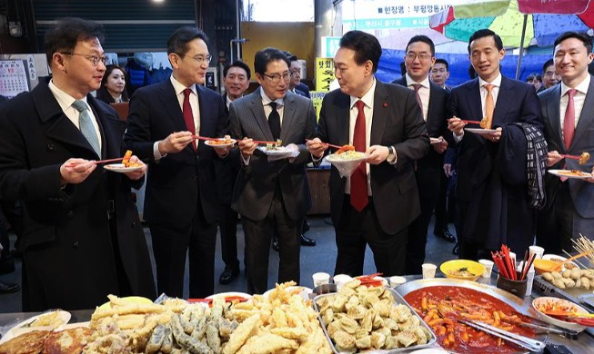 尹锡悦与各大企业经营者走访釜山国际市场
