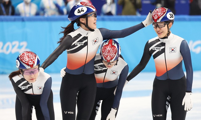 韩国短道速滑女子队在北京冬奥3000米接力摘银