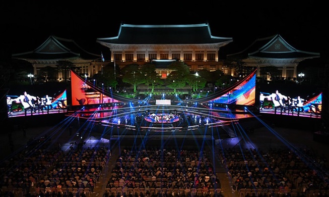尹锡悦与夫人金建希出席“纪念青瓦台开放一周年特别音乐会”