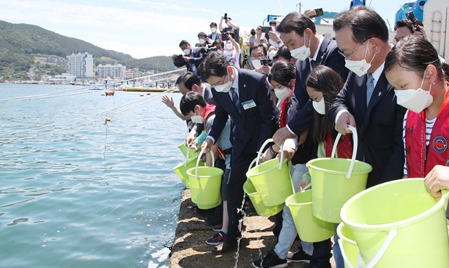 【图片看韩国】 国务总理金富谦在海洋日放流鱼苗