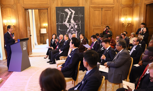 韩总理为出席国际展览局大会赴法国巴黎