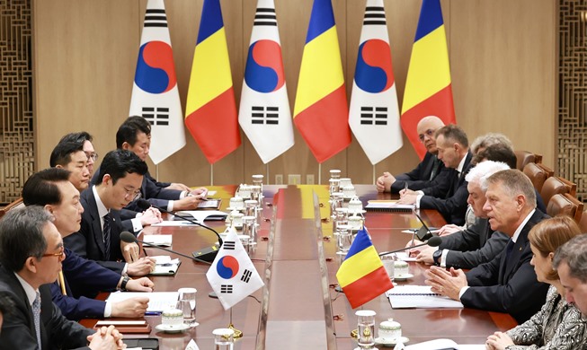 尹锡悦与罗马尼亚总统约翰尼斯举行首脑会晤