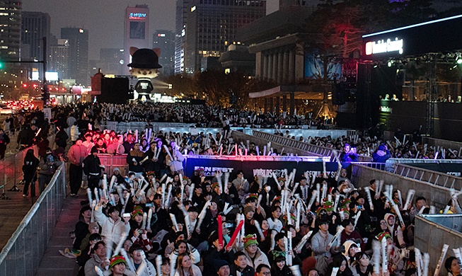 电竞迷在光化门为韩国重返英雄联盟全球总冠军宝座呐喊