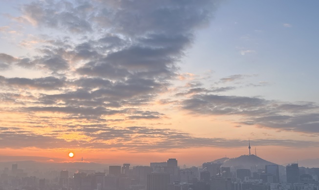 在首尔仁王山展望台见证2024年第一缕阳光