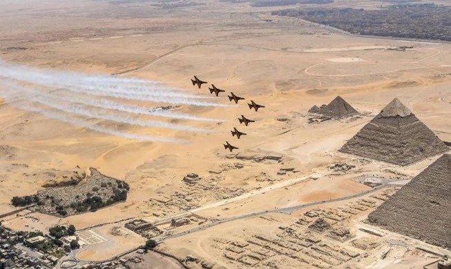 飞越金字塔的韩国空军“黑鹰”，在非洲首飞
