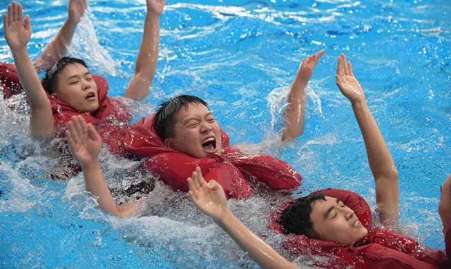 【图片看韩国】战胜酷暑的“战斗游泳”