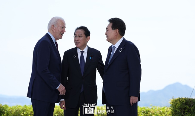 韩美日举行三国首脑会晤强化战略合作关系