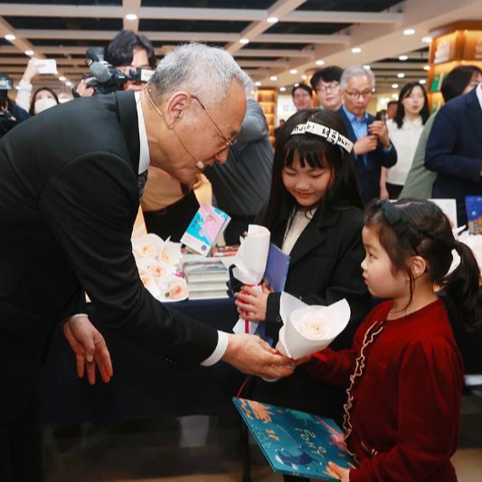 迎接“世界读书日”韩文体部长官柳仁村向市民赠送图书