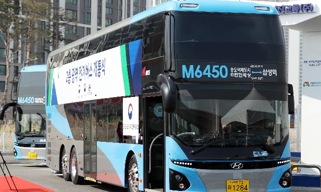 韩国采用国内技术开发的双层电动公交车，将于26日投入运行