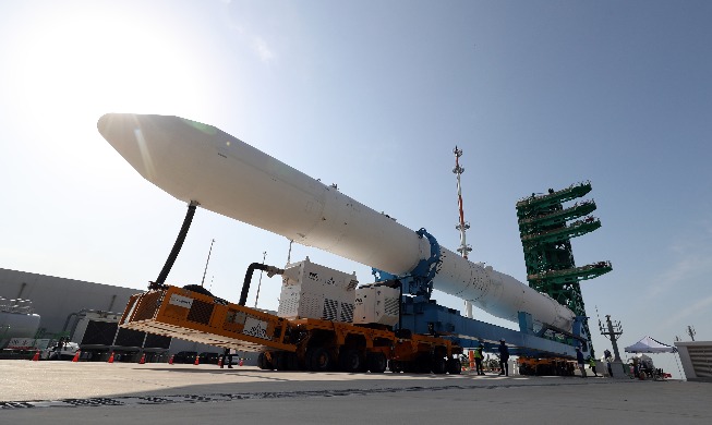 韩首枚国产运载火箭“世界号”公开亮相
