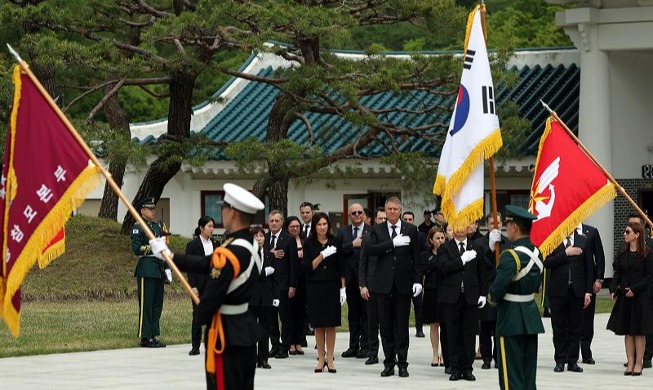 罗马尼亚总统夫妇访问国立首尔显忠院