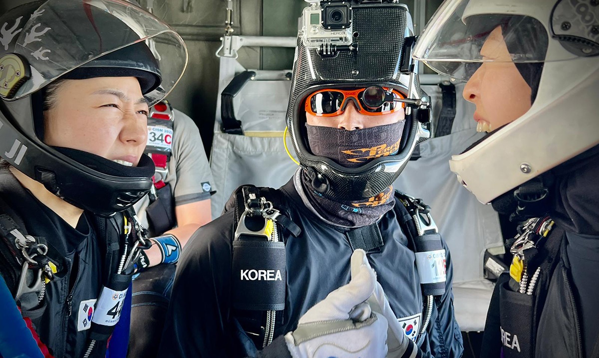 韩女特种兵在国际军体跳伞世界锦标赛上首获金牌