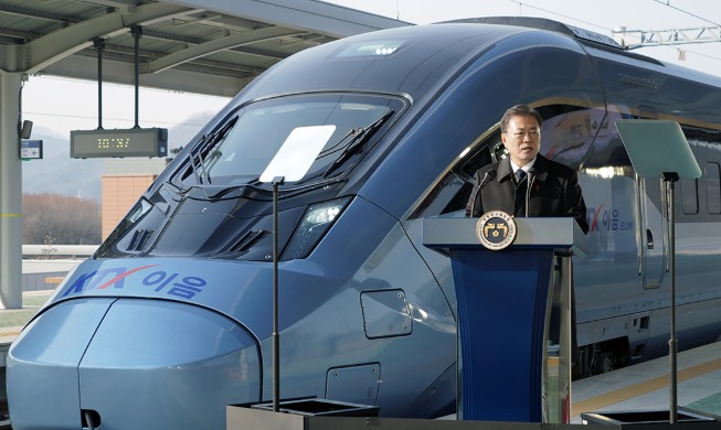 韩国型低碳环保高速列车正式开通运行