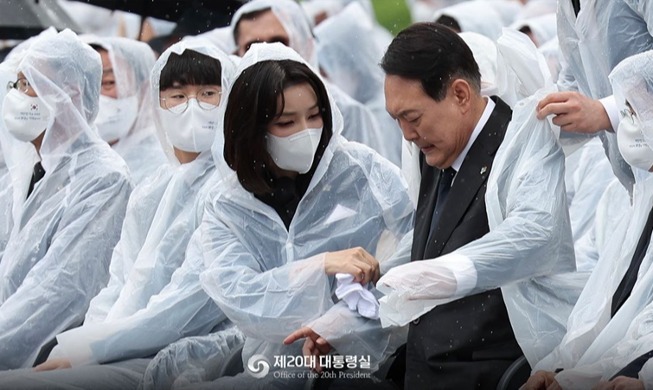 韩国总统夫妇出席显忠日纪念仪式