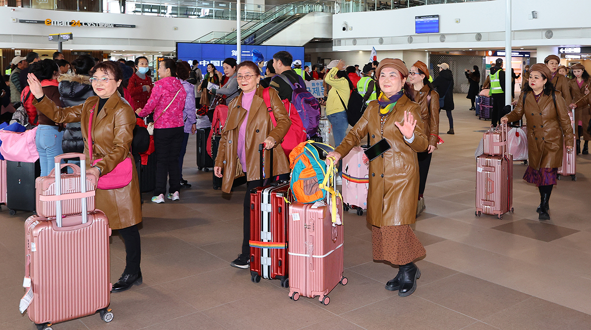 3月15日上午，在仁川港国际客运中心，由中国文化交流团体成员组成的旅行团入境韩国。