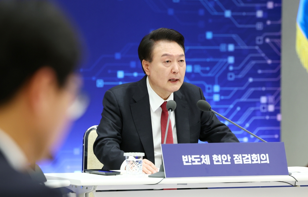 4月9日，在首尔龙山总统大楼举办的“半导体事宜检查会议”上，韩国总统尹锡悦正在发言。图片来源：韩联社