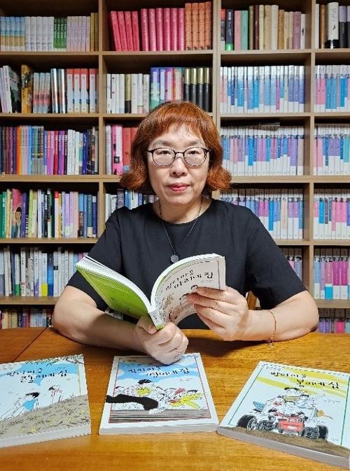 图为韩国童话作家李琴怡在位于首尔中区的自家书房。图片来源：李琴怡