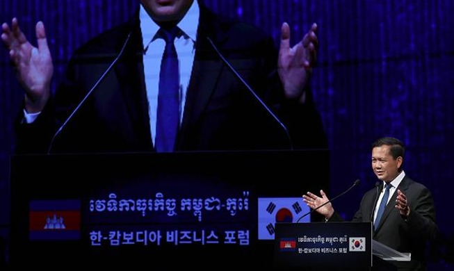韩柬领导人宣布将两国关系提升为战略合作伙伴关系